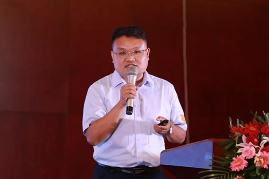 “2019郑州医疗器械生产企业与经营企业的资源对接会”圆满成功!(图4) 飞速度销售副总曲奎奎先生演讲