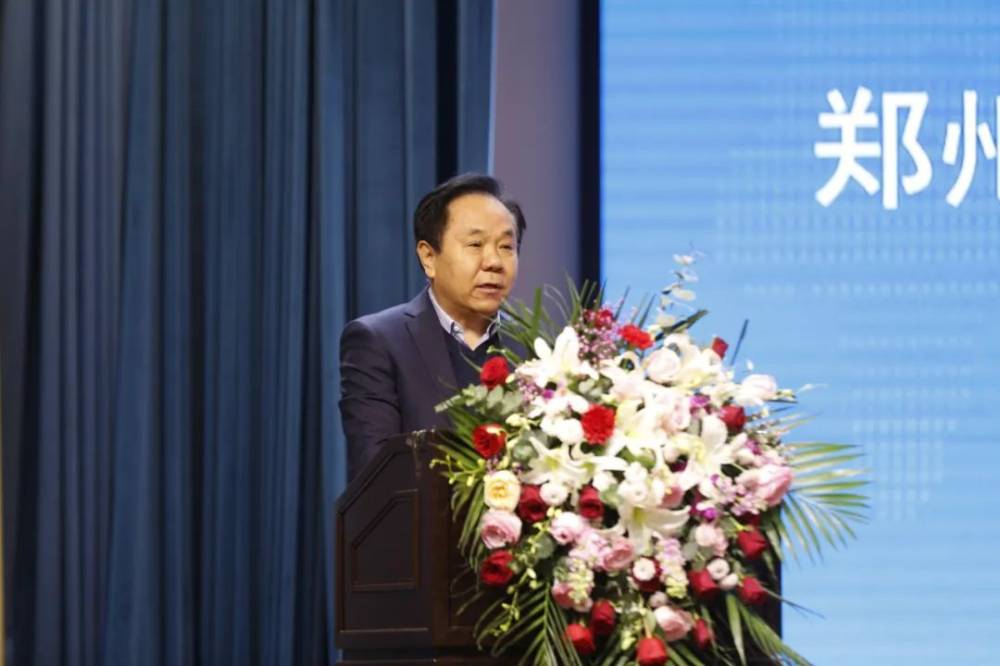 飞速度荣获郑州医疗器械行业协会颁发的“优秀经营企业”证书(图4) 河南九州通医疗用品有限公司总经理、协会副会长段文杰致欢迎词