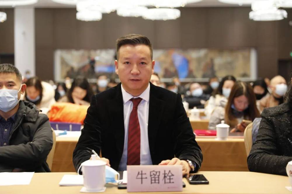 飞速度荣获郑州医疗器械行业协会颁发的“优秀经营企业”证书(图12) 郑州医疗器械行业协会会长牛留栓