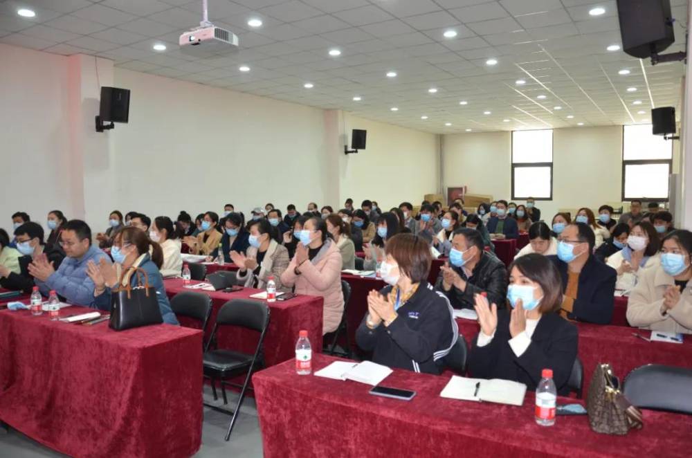 郑州医疗器械行业协会邀飞速度王苏芬老师开展“医疗器械唯一标识系统(UDI)”培训班(图3) 为加强医疗器械全生命周期管理,落实国家药品监督管理局关于建立医疗器械唯一标识系统的相关要求,解决医疗器械企业在生产、经营、流通等过程中与产品唯一标识相关的问题