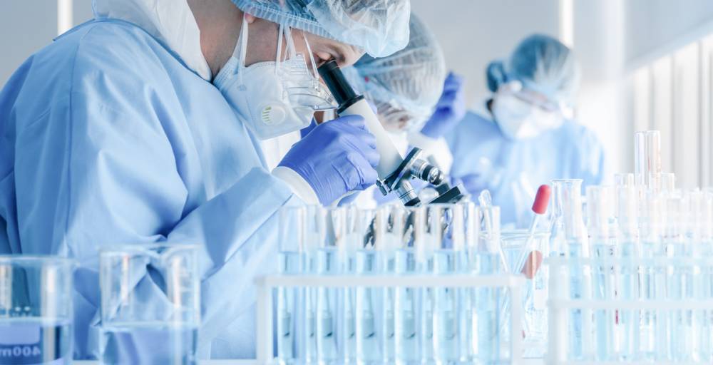 体内/外药效学研究(图1) 千库网_药物研究实验室中的生化研究科学家小组与显微镜合作研发考拉病毒疫苗_摄影图编号20180911.jpg